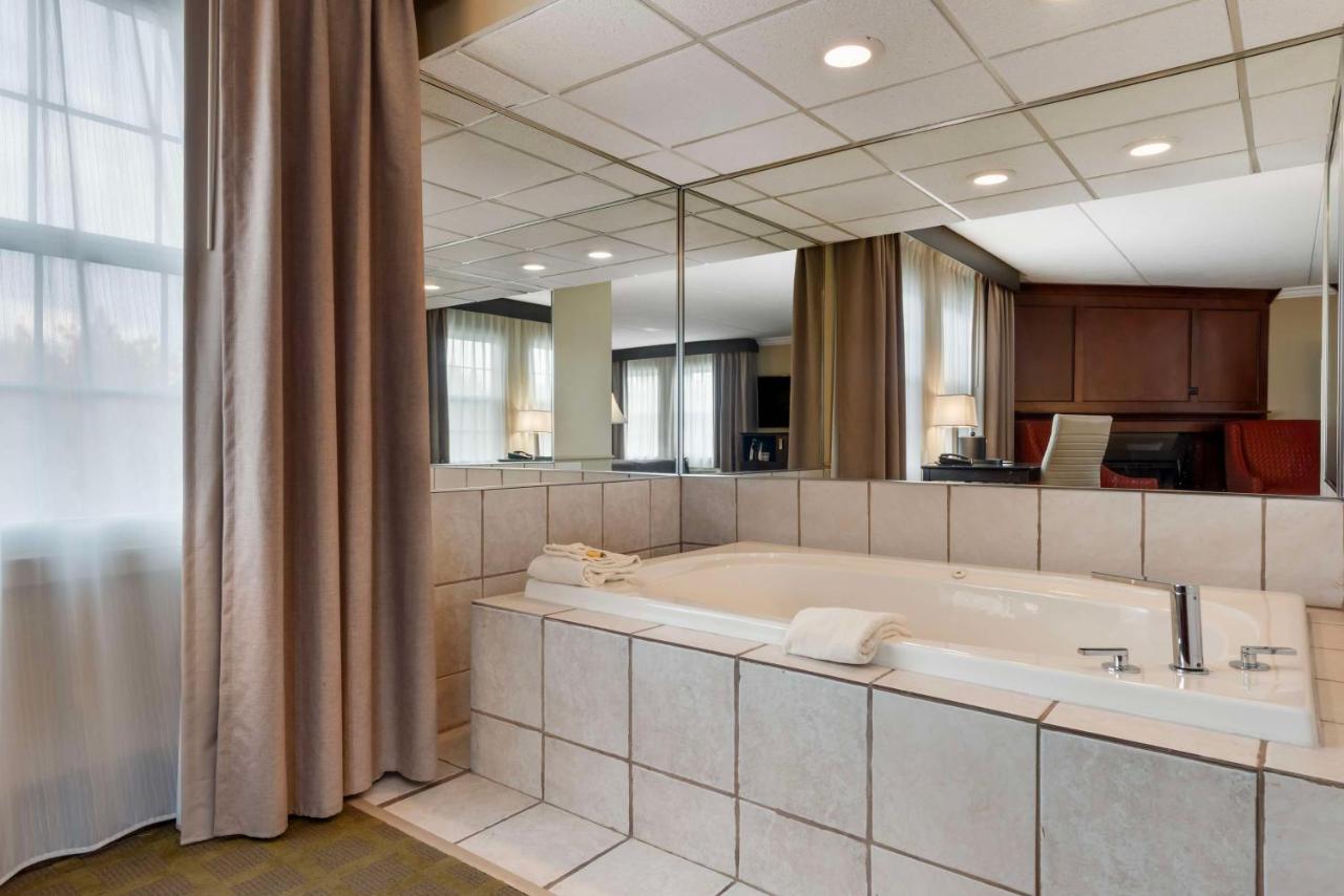 King Suite with Whirlpool at Best Western Plus White Bear Country Inn
