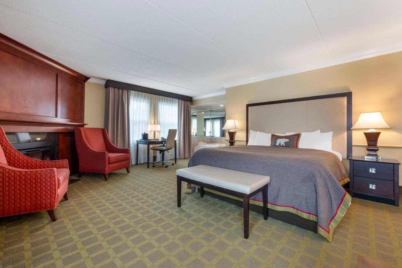 King Suite with Whirlpool at Best Western Plus White Bear Country Inn