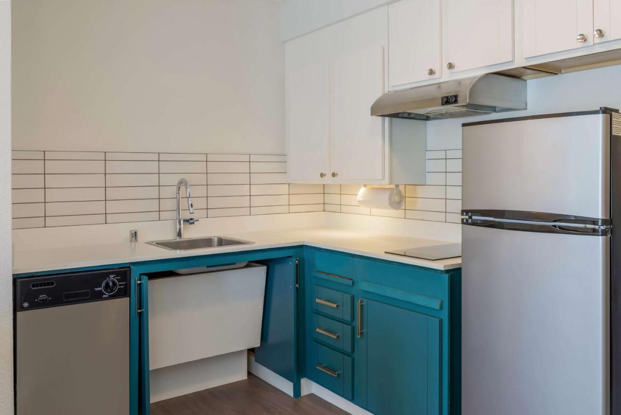 One-Bedroom Queen Suite with Roll-In Shower - Mobility Accessible at Sonesta ES Suites Denver South Park Meadows