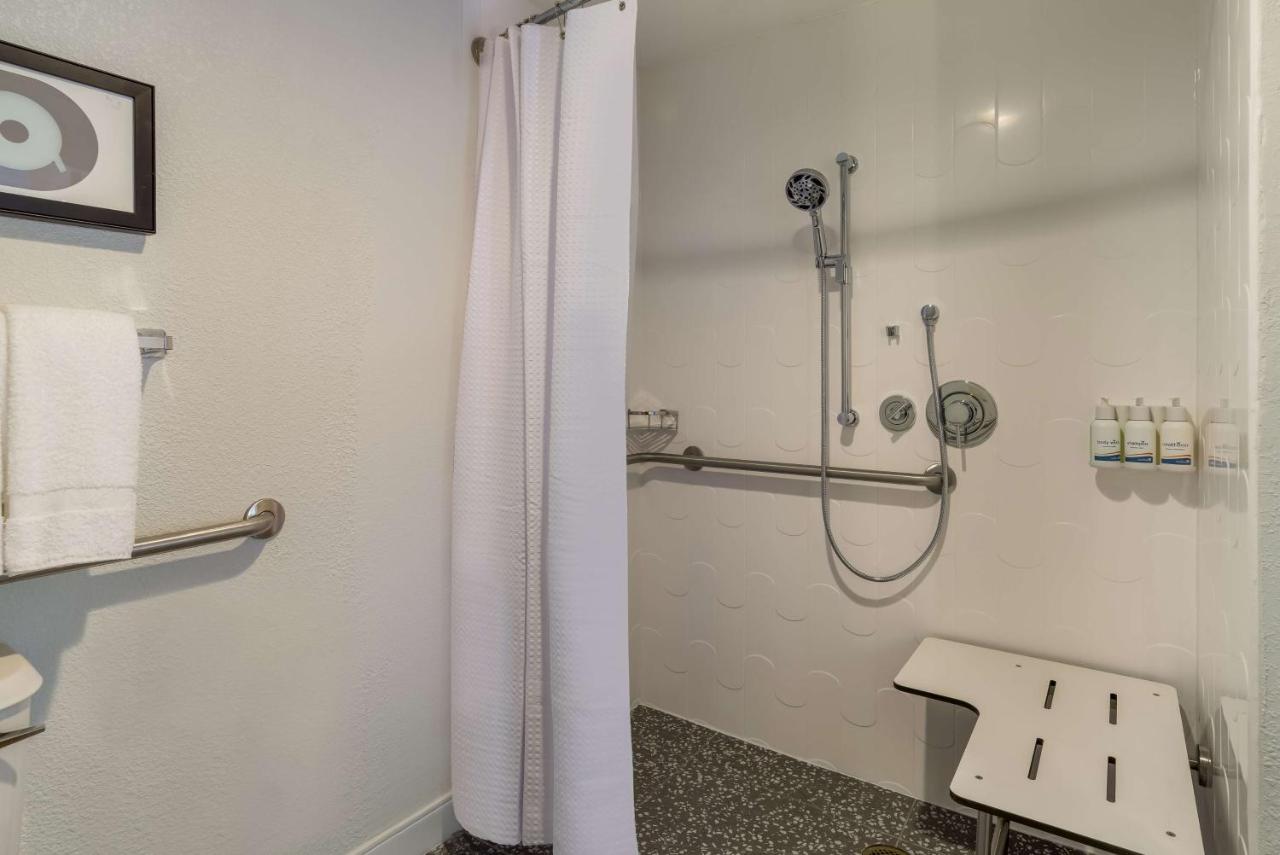 One-Bedroom Queen Suite with Roll-In Shower - Mobility Accessible at Sonesta ES Suites Denver South Park Meadows