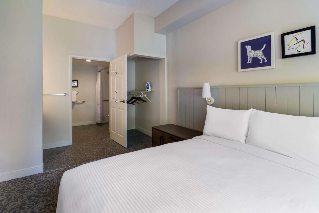 One-Bedroom Queen Suite with Roll-In Shower - Mobility Accessible at Sonesta ES Suites Denver South Park Meadows