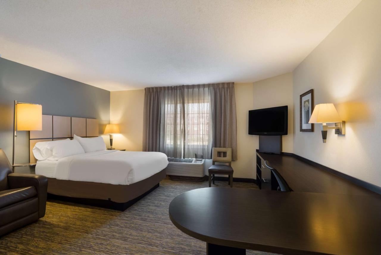 Queen Studio Suite at Sonesta Simply Suites Des Moines