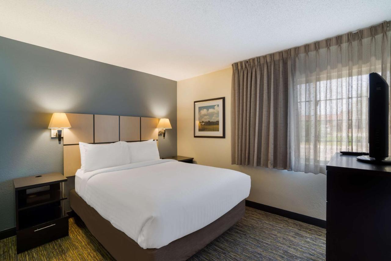 One-Bedroom Queen Suite at Sonesta Simply Suites Des Moines