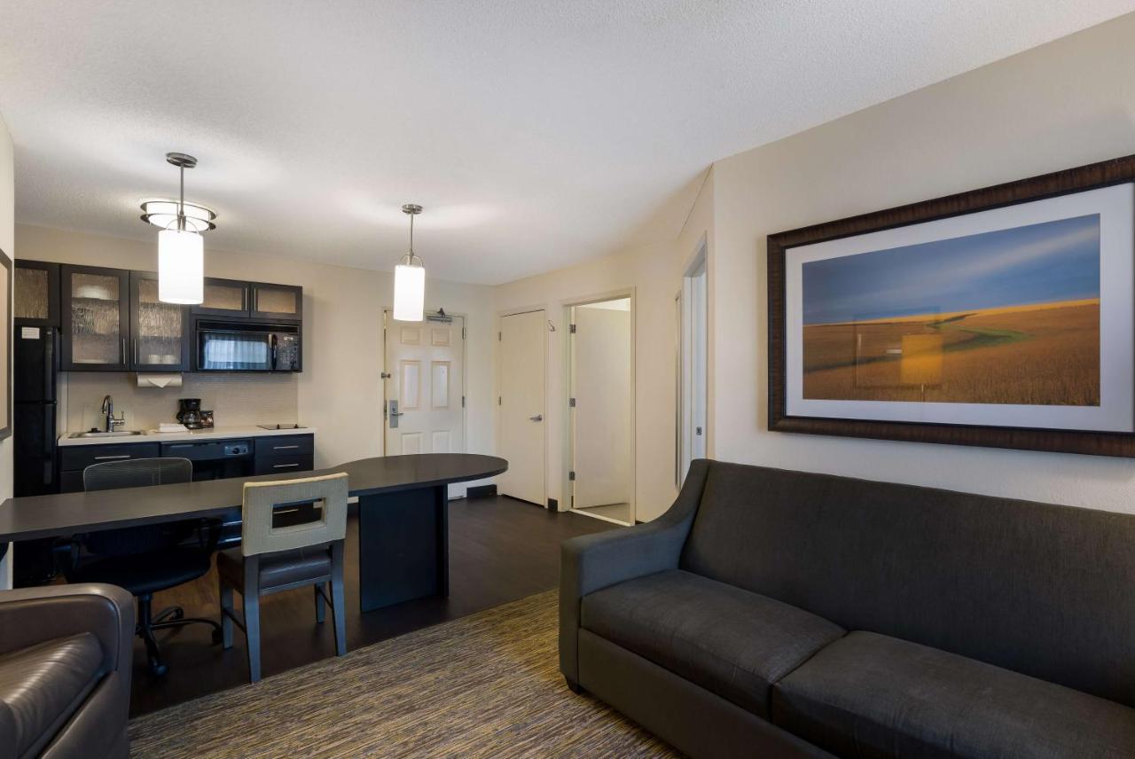 One-Bedroom Queen Suite at Sonesta Simply Suites Des Moines