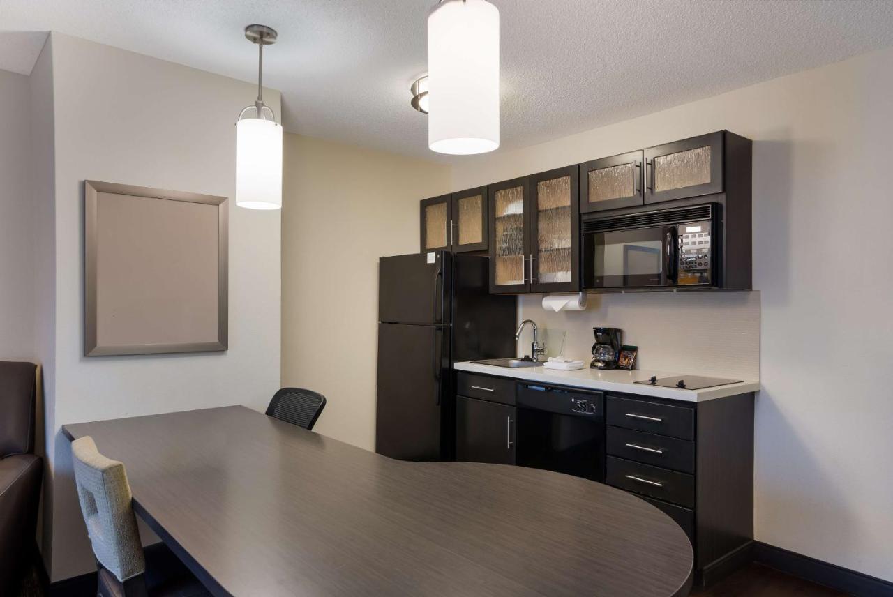One-Bedroom Queen Suite at Sonesta Simply Suites Des Moines