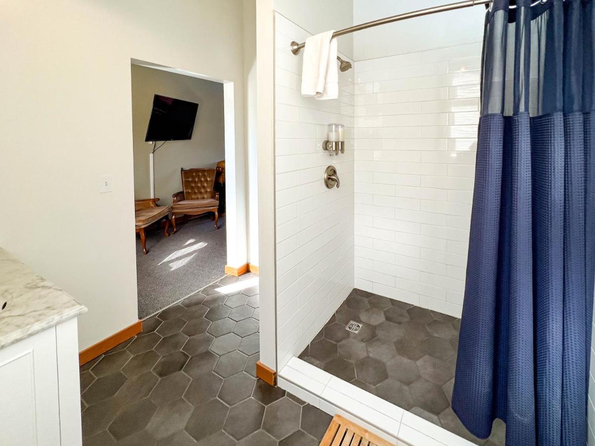 Deluxe Double Room at Endion Station Inn | Hotel Next to Lake Superior