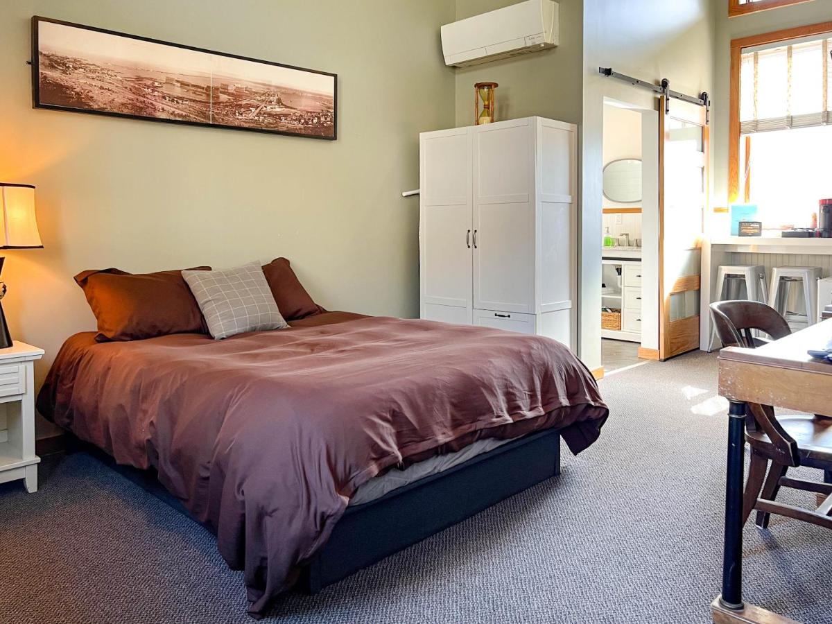 Deluxe Double Room at Endion Station Inn | Hotel Next to Lake Superior