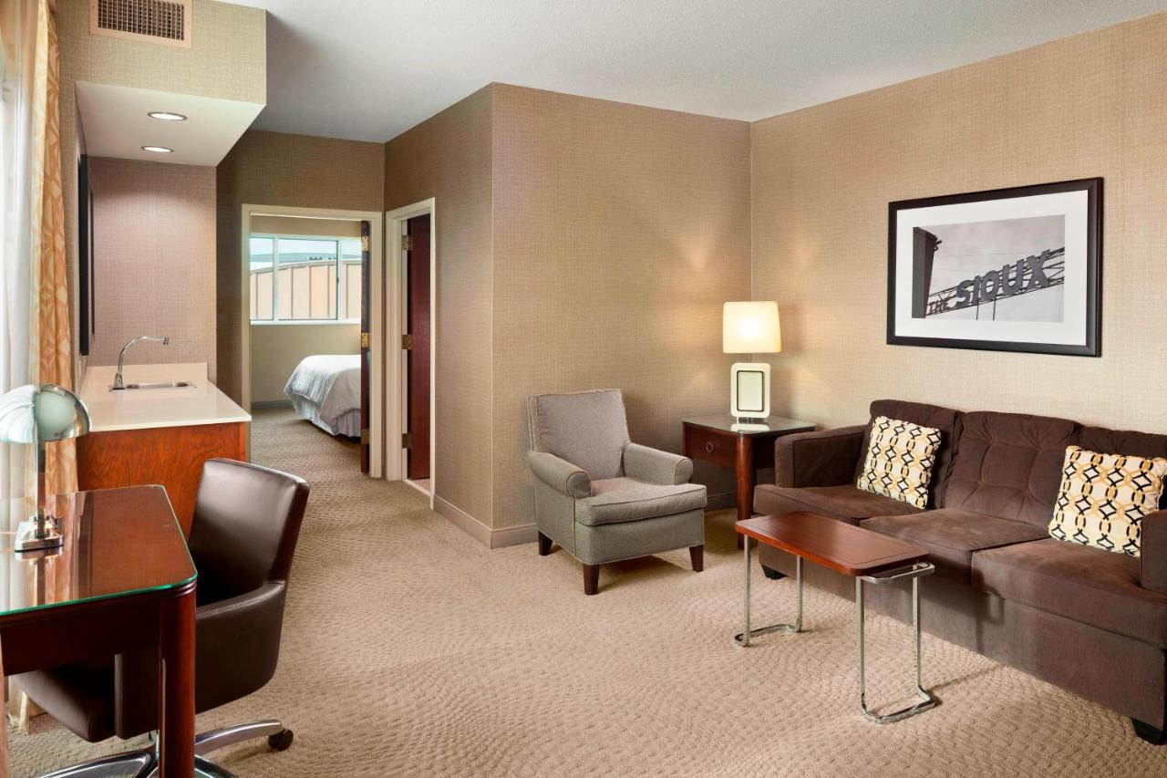 Club level, Suite, 1 King, Corner room at Sheraton Sioux Falls Hotel & Convention Center