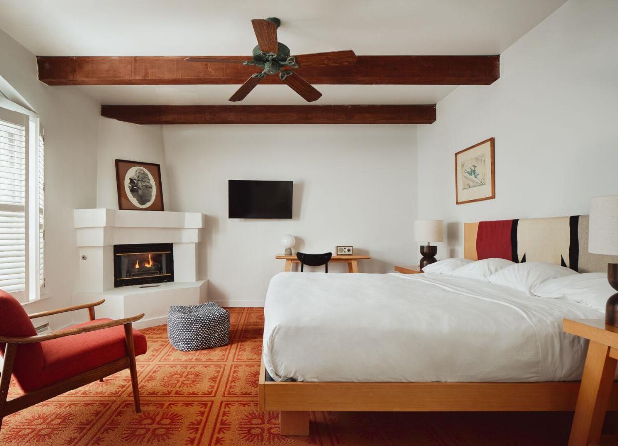 King Room with Fireplace at El Rey Court
