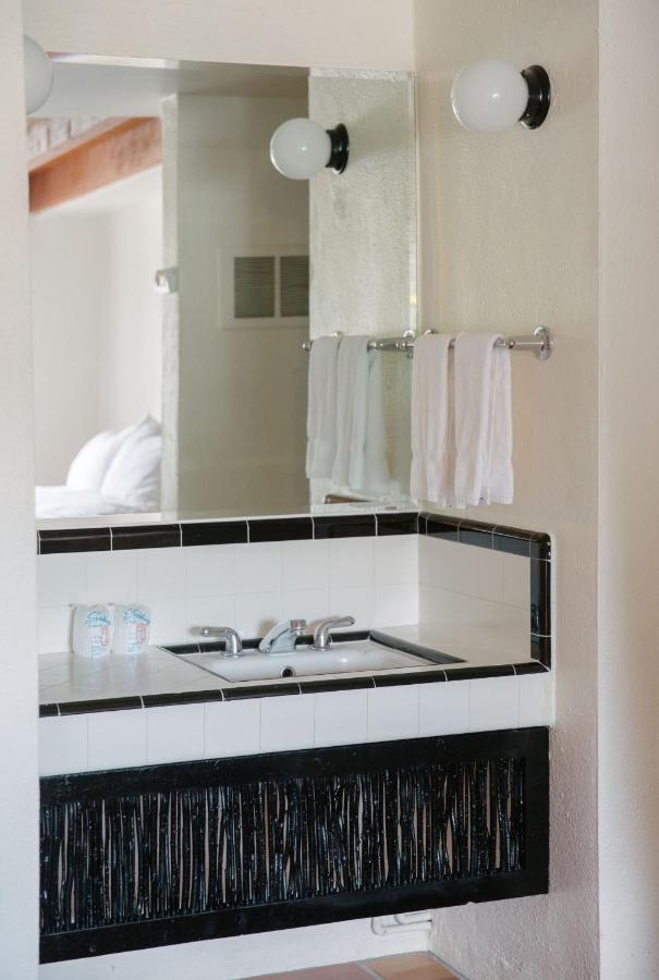 King Room with Kitchen at El Rey Court