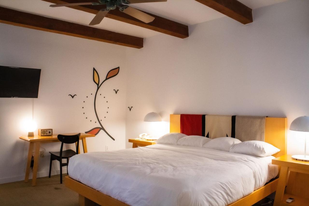 King Room with Fireplace at El Rey Court
