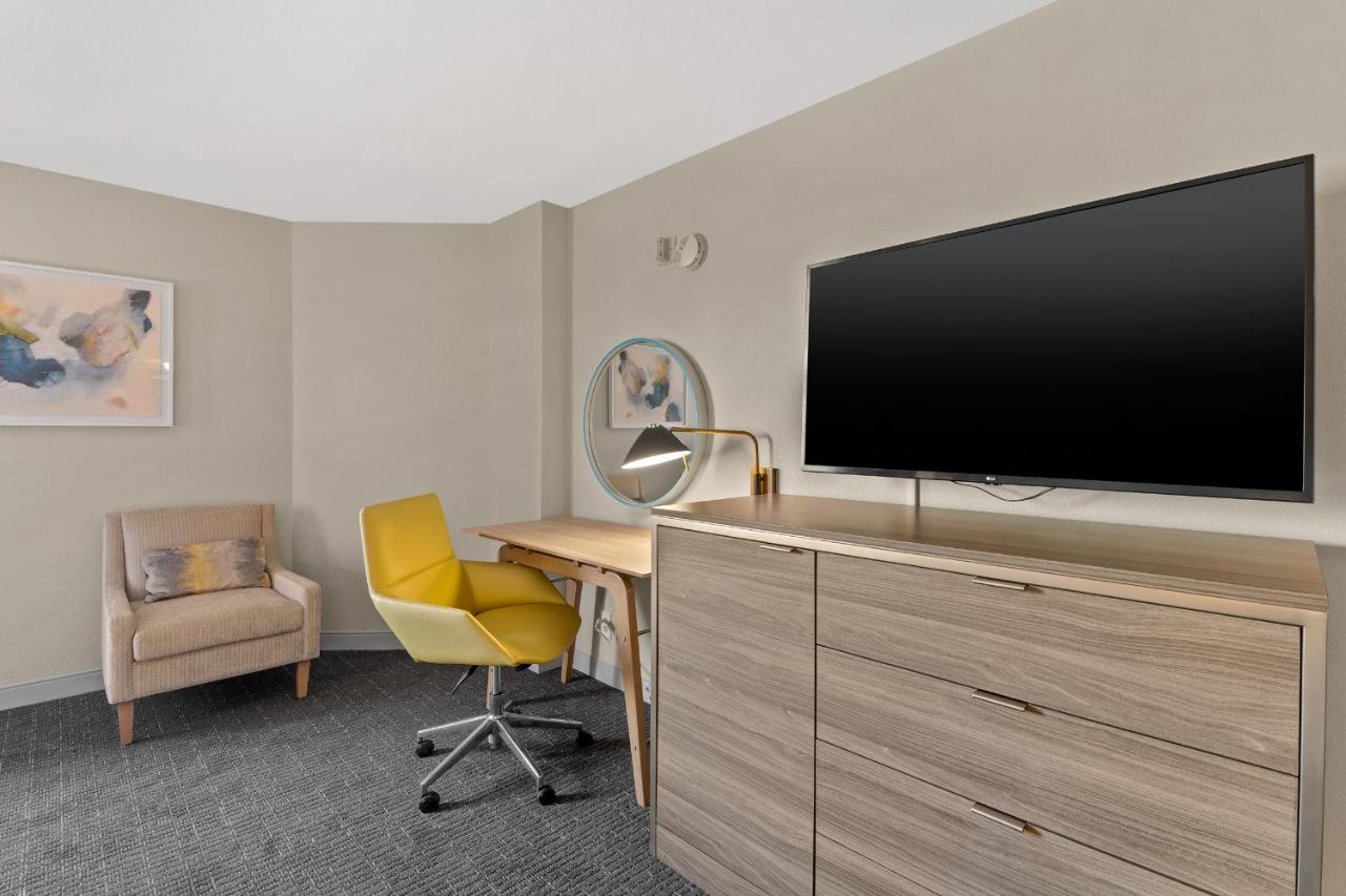 Junior King Suite at Crowne Plaza Houston Med Ctr-Galleria Area by IHG