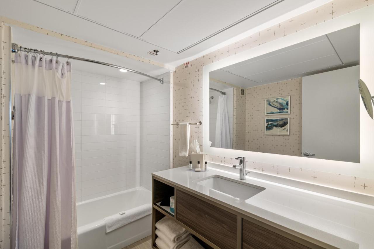 Junior King Suite at Crowne Plaza Houston Med Ctr-Galleria Area by IHG