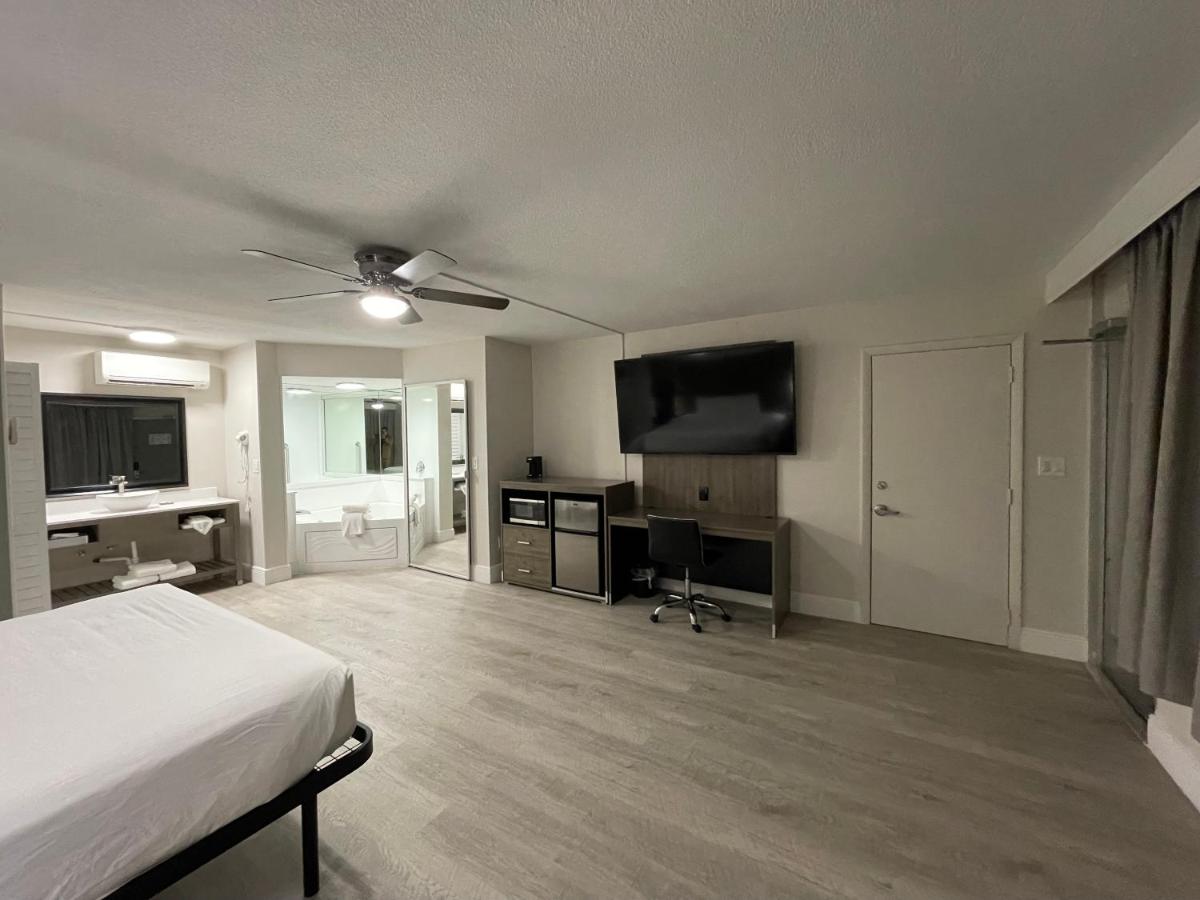 King Room with Jacuzzi - Non-Smoking at Quality Inn & Suites Airport/Cruise Port Hollywood