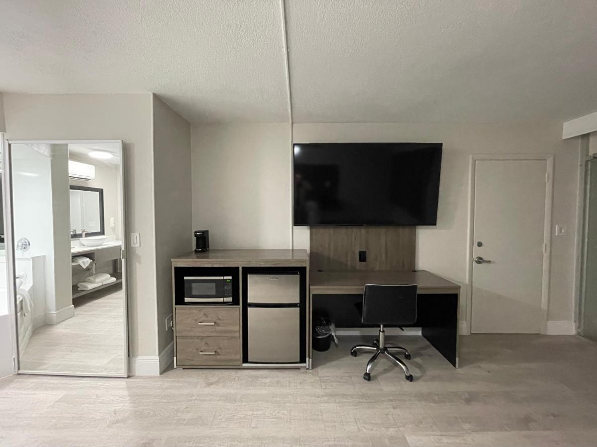 King Room with Jacuzzi - Non-Smoking at Quality Inn & Suites Airport/Cruise Port Hollywood