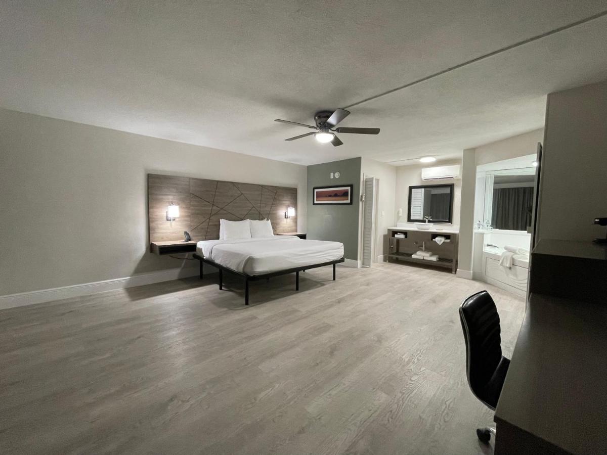 King Room with Jacuzzi - Non-Smoking at Quality Inn & Suites Airport/Cruise Port Hollywood