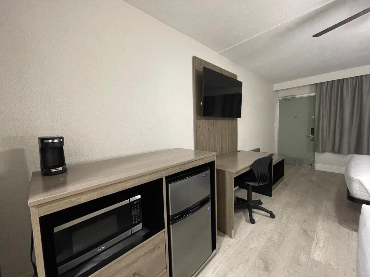 Queen Room - Non-Smoking at Quality Inn & Suites Airport/Cruise Port Hollywood