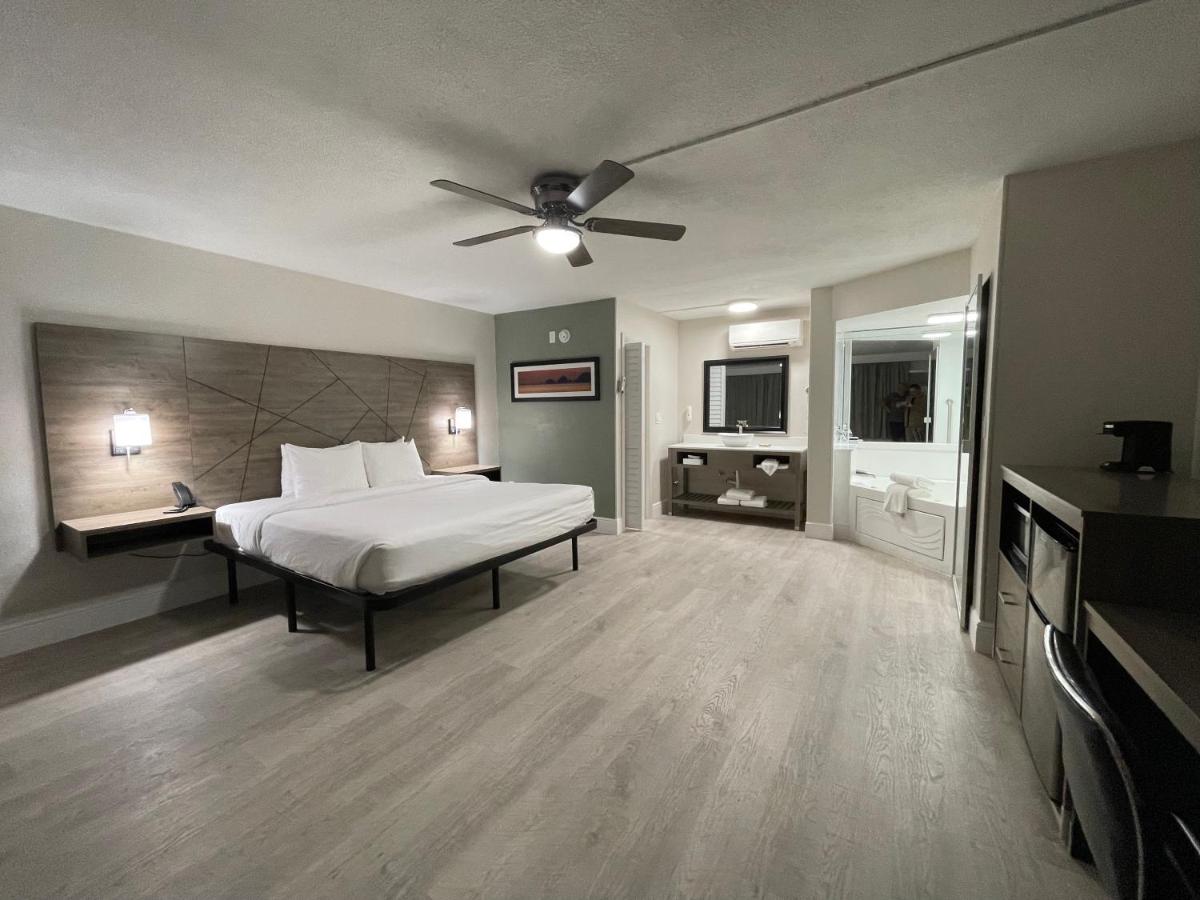 King Room with Jacuzzi - Non-Smoking at Quality Inn & Suites Airport/Cruise Port Hollywood