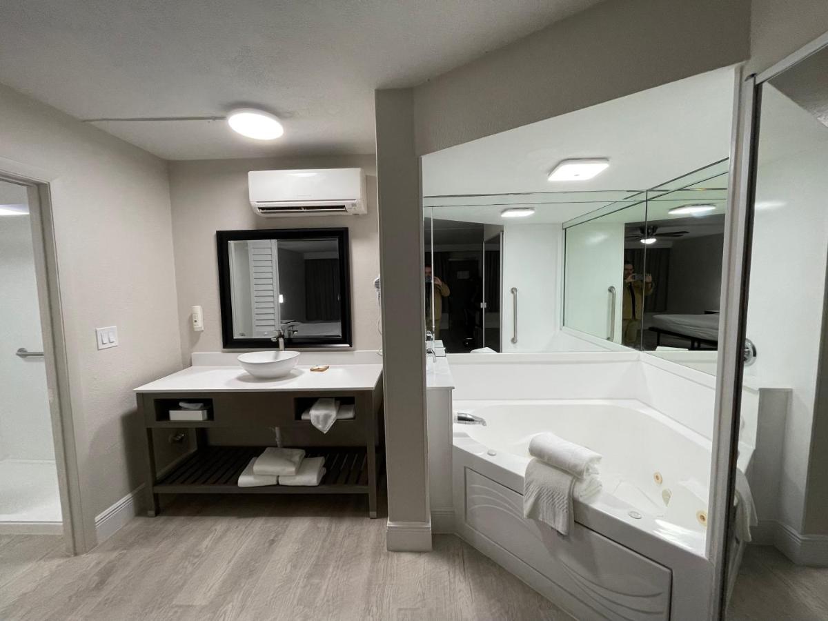 King Room with Jacuzzi - Non-Smoking at Quality Inn & Suites Airport/Cruise Port Hollywood