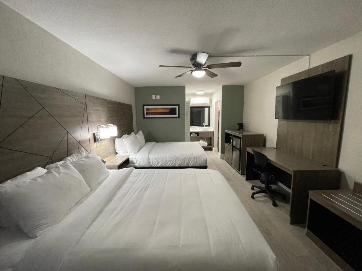 Queen Room - Non-Smoking at Quality Inn & Suites Airport/Cruise Port Hollywood