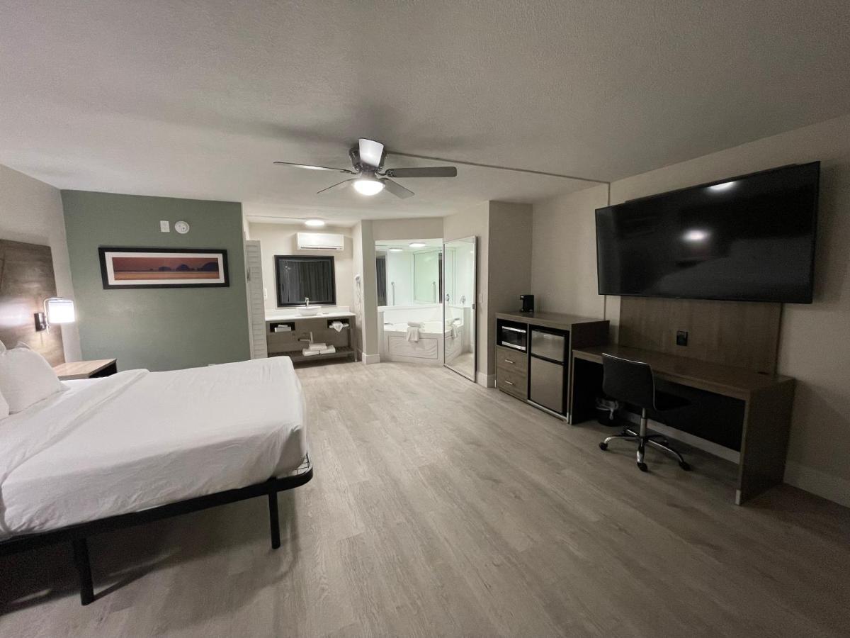 King Room with Jacuzzi - Non-Smoking at Quality Inn & Suites Airport/Cruise Port Hollywood