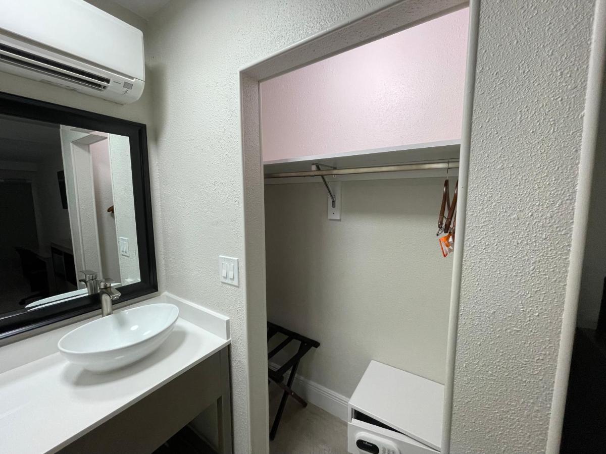 King Room - Non-Smoking at Quality Inn & Suites Airport/Cruise Port Hollywood