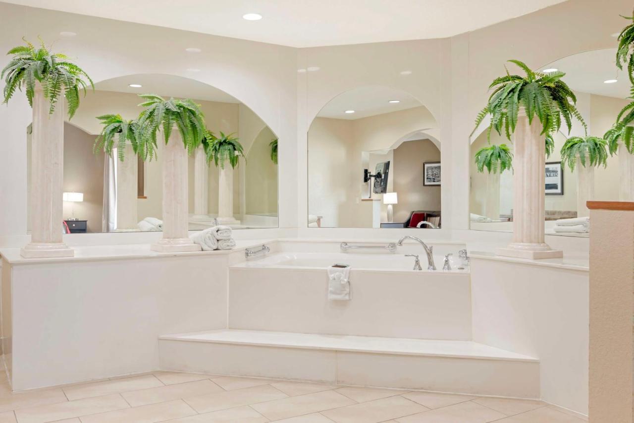 King Suite with Spa Bath at Best Western Plus Bradbury Inn & Suites