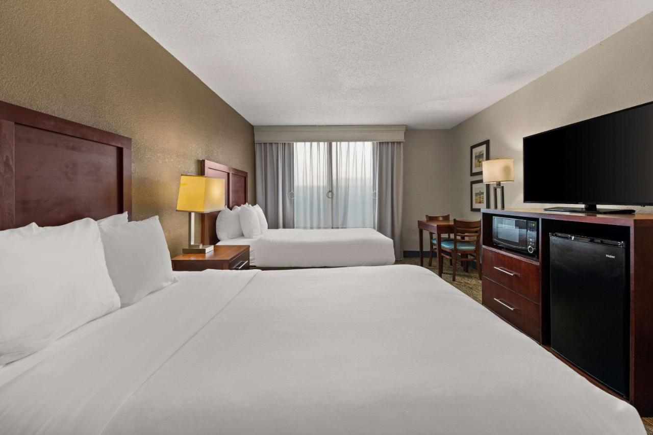 Two Double Beds with Street View at Comfort Inn On the Ocean