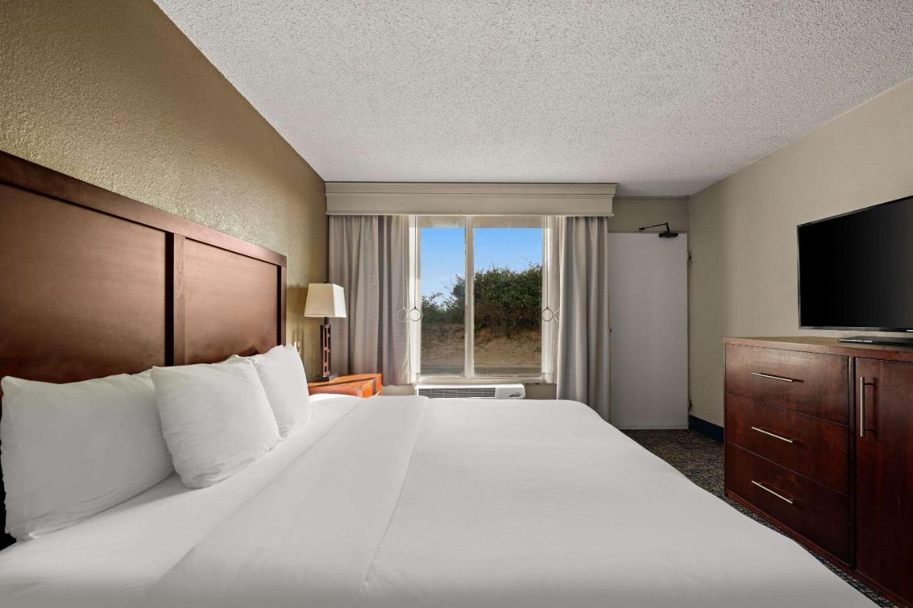 King Room with Tub and Dune View - Accessible/Non-Smoking at Comfort Inn On the Ocean