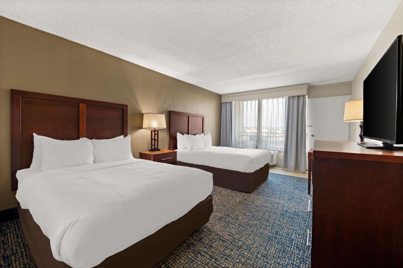 Two Double Beds with Street View at Comfort Inn On the Ocean