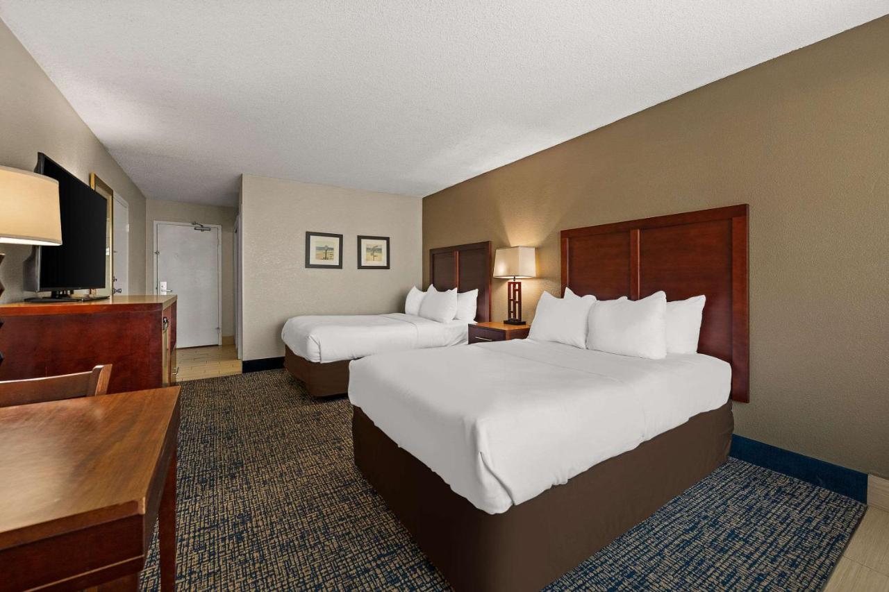 Two Double Beds with Street View at Comfort Inn On the Ocean