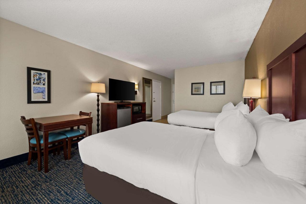 Two Double Beds with Street View at Comfort Inn On the Ocean