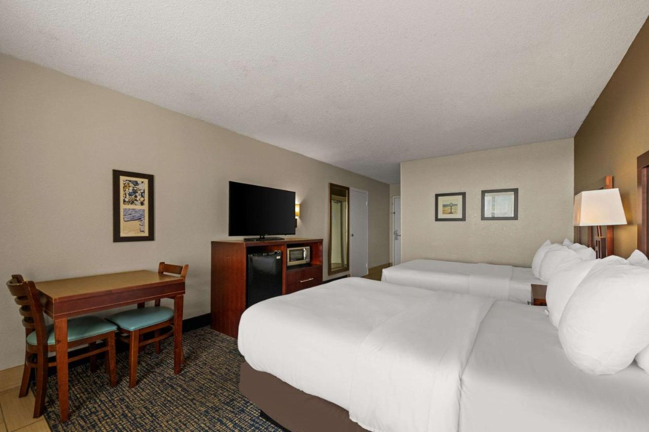 Two Double Beds Ocean View at Comfort Inn On the Ocean