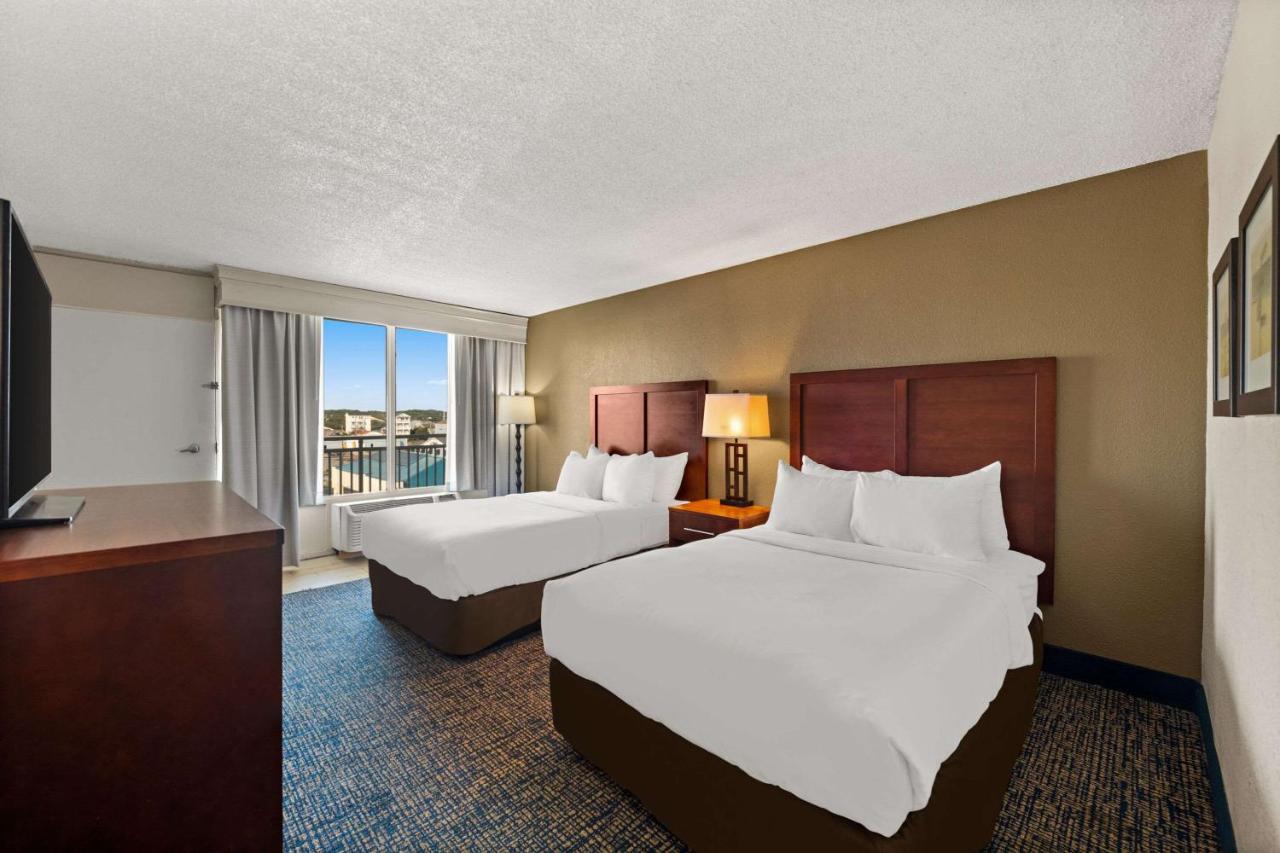 Two Double Beds with Street View at Comfort Inn On the Ocean