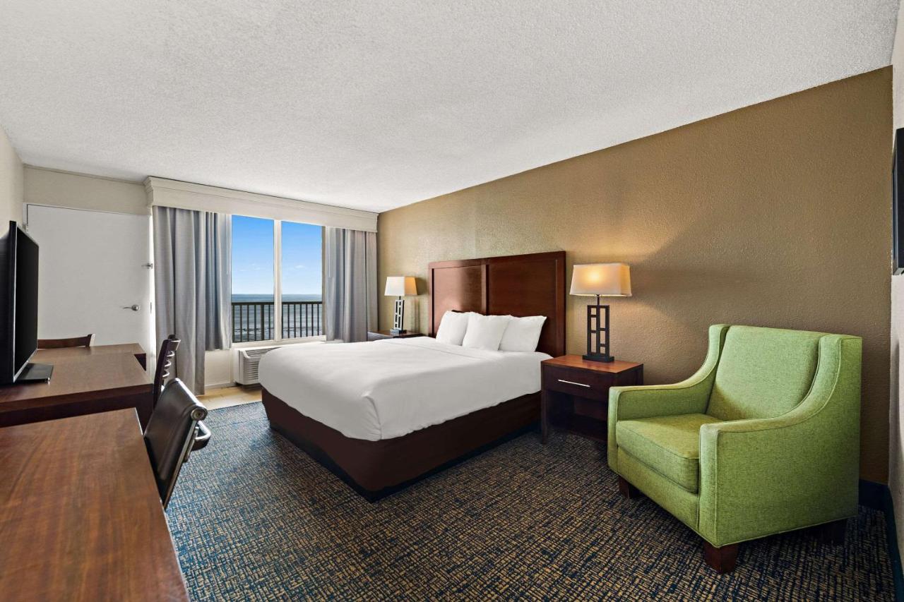 King Bed with Ocean View at Comfort Inn On the Ocean