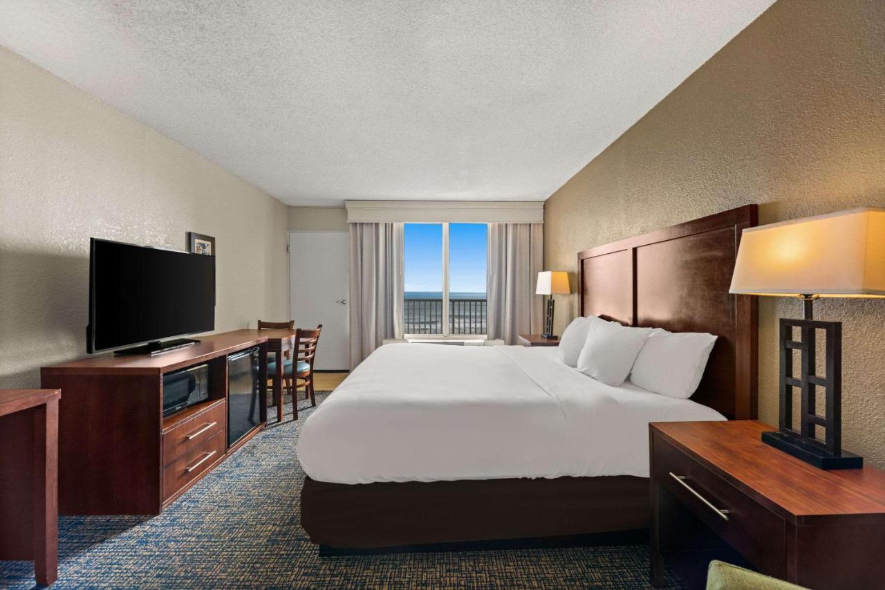 King Bed with Ocean View at Comfort Inn On the Ocean