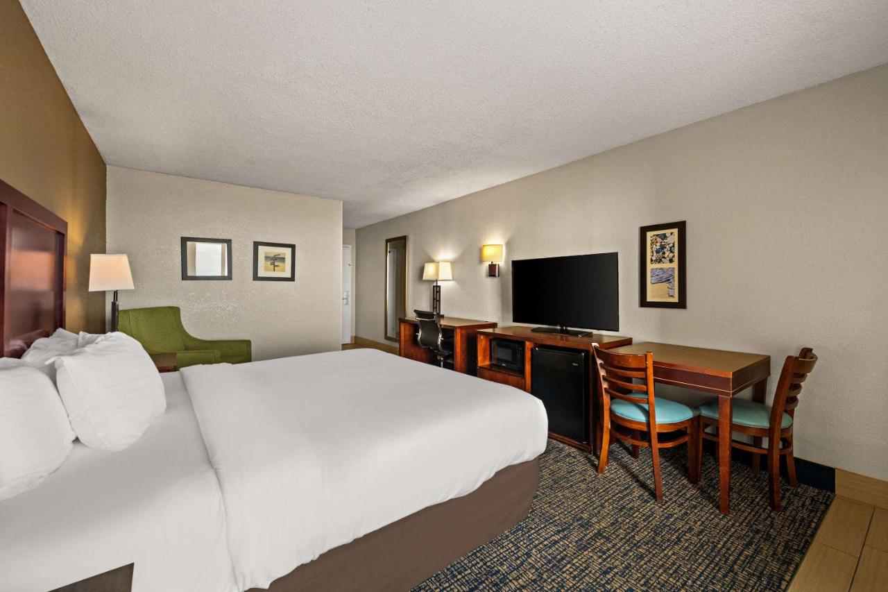 King Bed with Ocean View at Comfort Inn On the Ocean