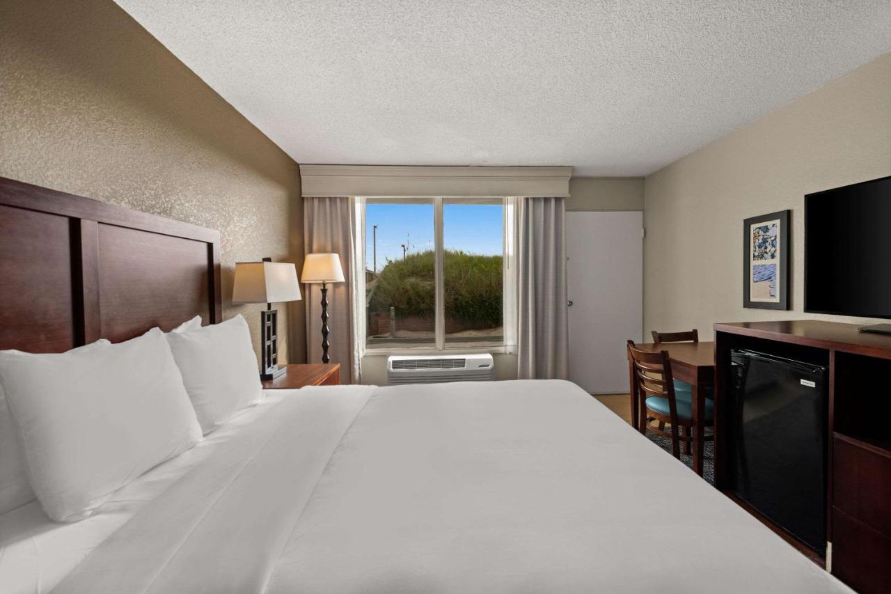 King Room with Tub and Dune View - Accessible/Non-Smoking at Comfort Inn On the Ocean