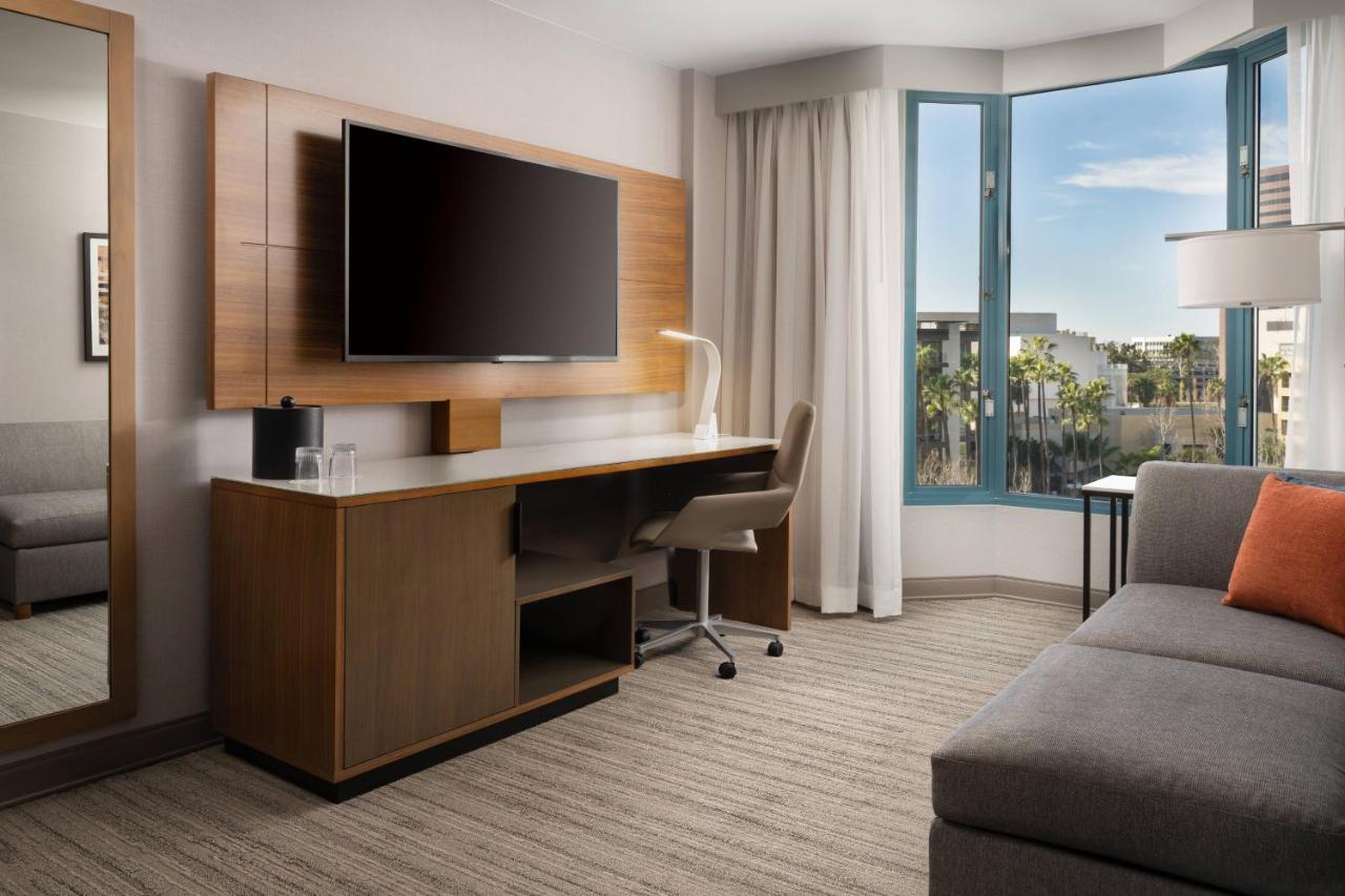 Larger Guest room, 1 King, Sofa bed at Costa Mesa Marriott