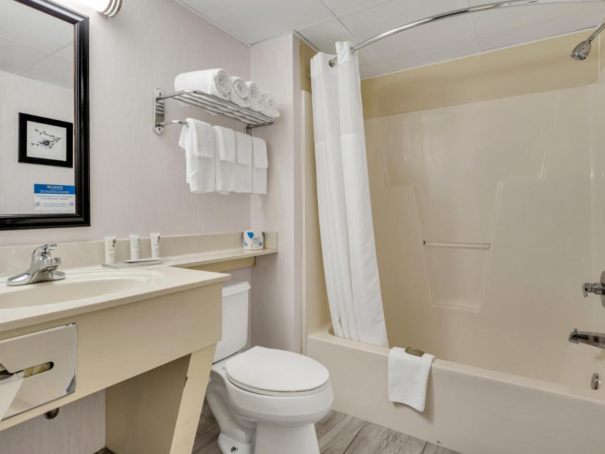 Queen Room at Country Inn & Suites by Radisson Rehoboth Beach - Dewey