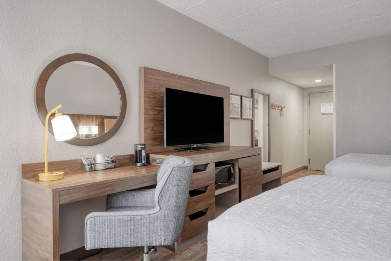 Queen Room with Two Queen Beds - Non-Smoking at Hampton Inn by Hilton Washington Court House