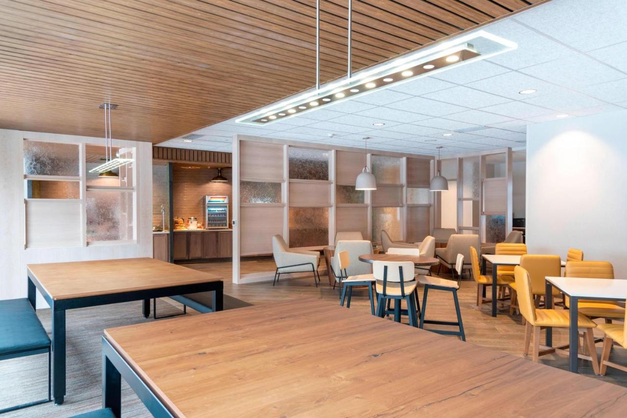| Fairfield Inn & Suites by Marriott Fair Oaks Farms