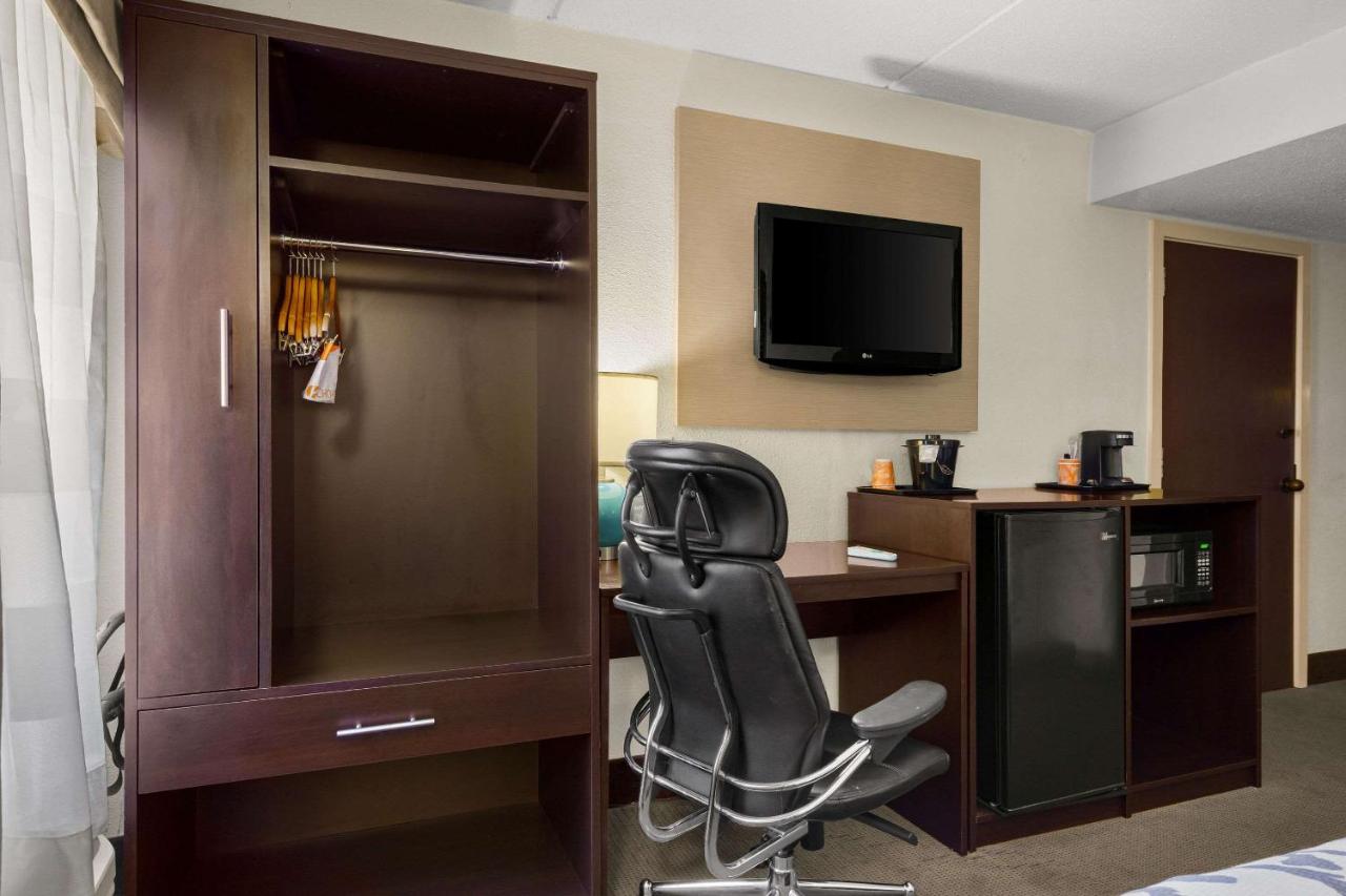 Queen Room - Non-Smoking at Sleep Inn