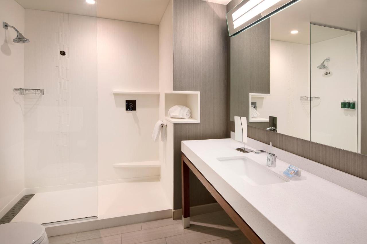 Guest room, 1 King, City view, Balcony at Courtyard by Marriott Atlanta Vinings/Galleria