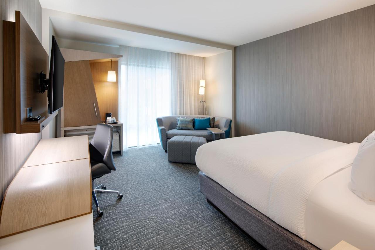 Guest room, 1 King, City view, Balcony at Courtyard by Marriott Atlanta Vinings/Galleria