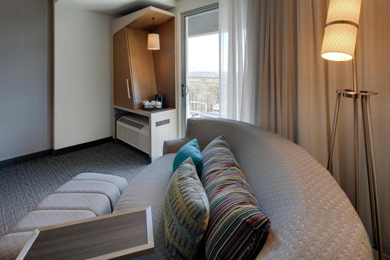 Guest room, 1 King, City view, Balcony at Courtyard by Marriott Atlanta Vinings/Galleria