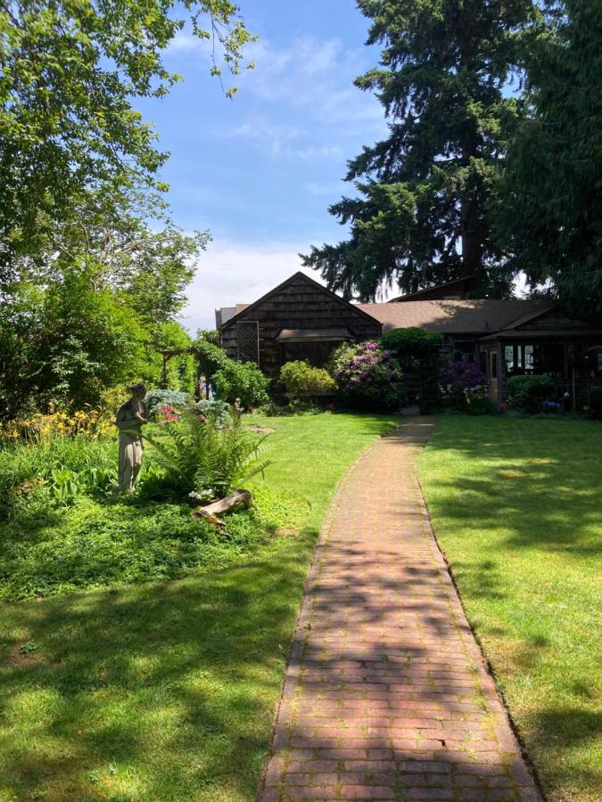 | Cottage Lake Bed and Breakfast