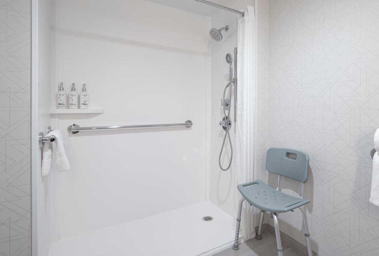 King Room - Disability Access at Holiday Inn Express Federal Way Seattle South by IHG