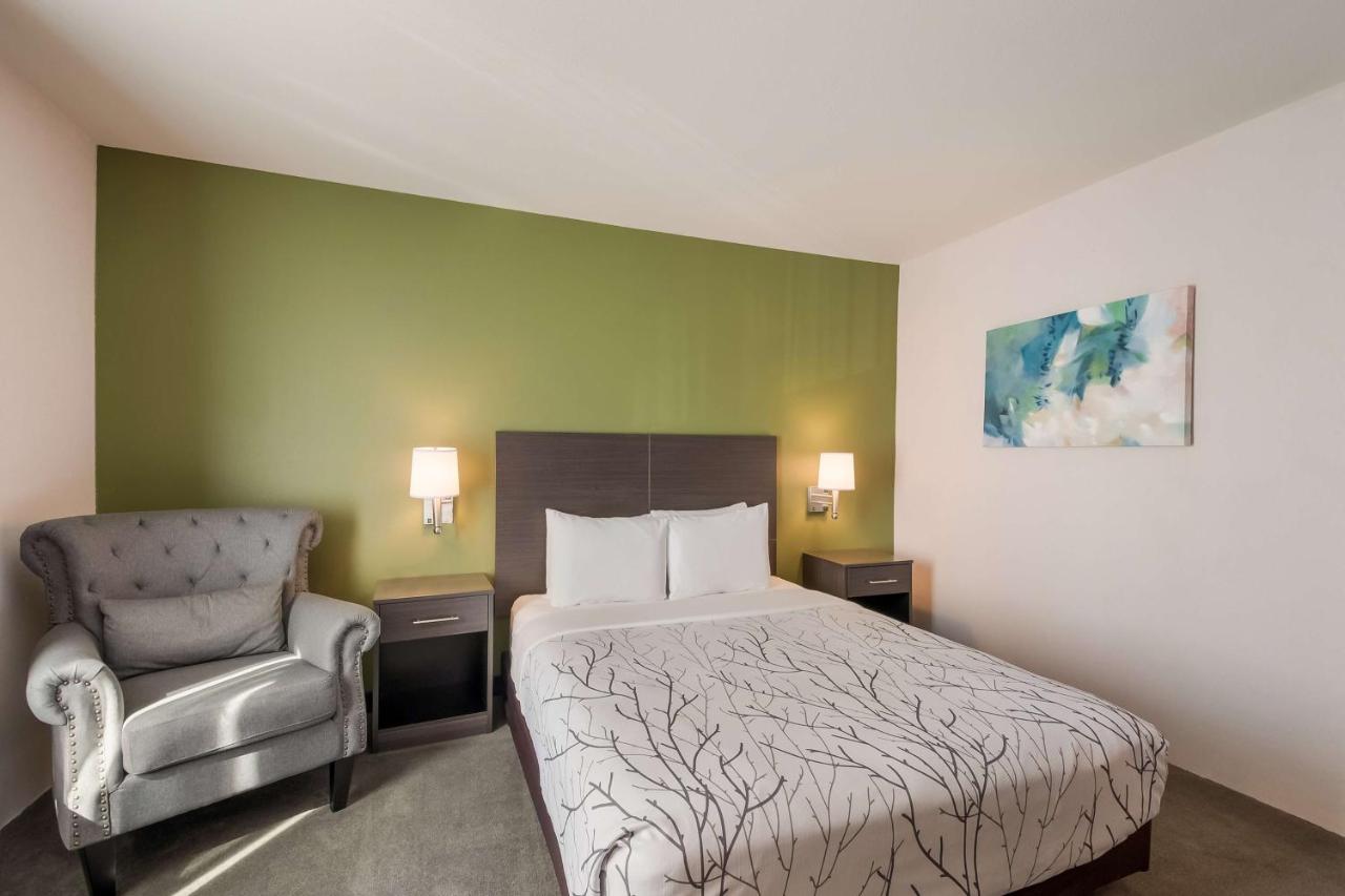 Queen Room with Roll-In Shower - Disability Access at Surestay Plus Hotel By Best Western Seatac Airport