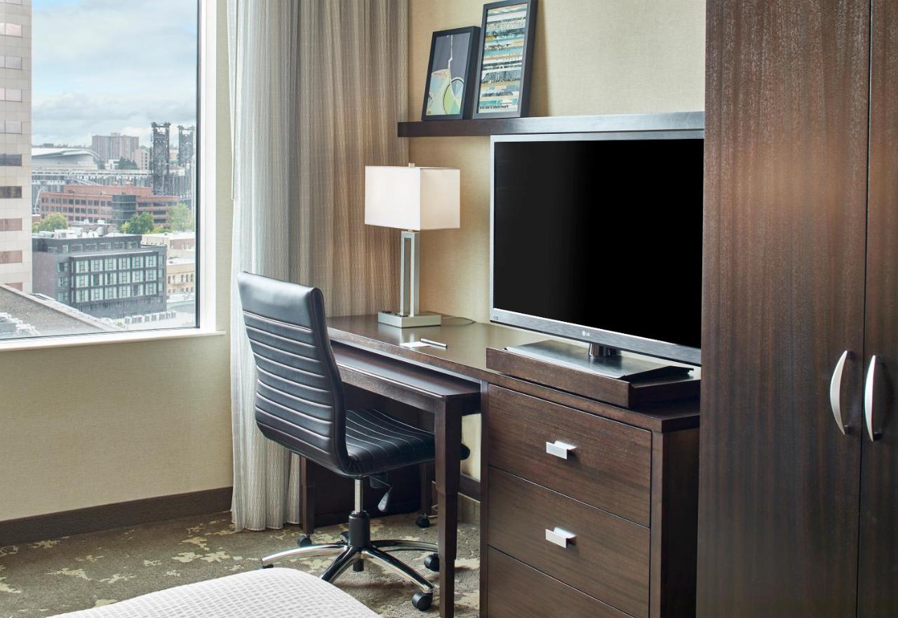 Corner King Room at Courtyard by Marriott Portland City Center
